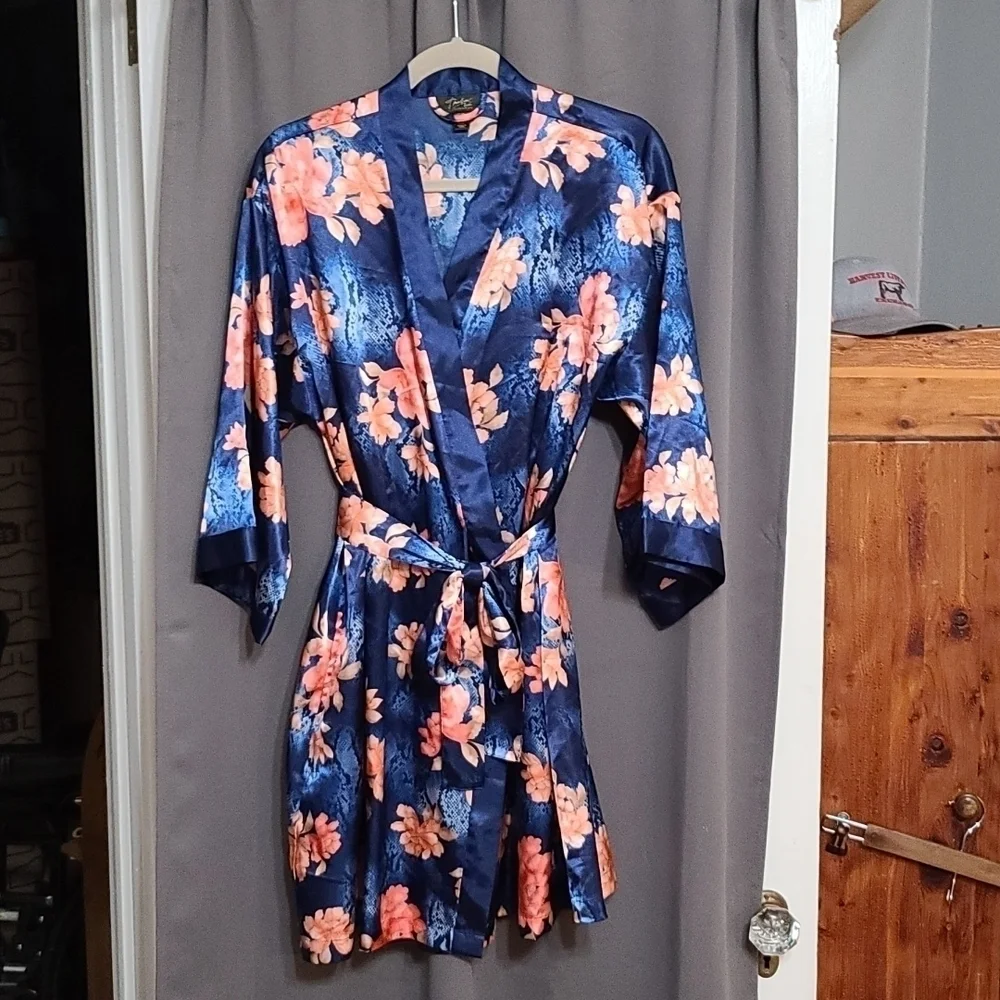 Thalia &Sodi Intimates Robe Floral Snakeskin Design Wrap Belted‎ Size S/M EUC